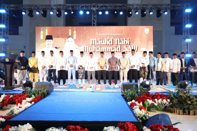 Suasana penuh khidmat menyelimuti Masjid Sultan Mahmud Riayat Syah, Batu Aji, Jumat (12/9/2025) malam. Ribuan jamaah berkumpul dalam peringatan Maulid Nabi Muhammad SAW yang dirangkaikan dengan Doa Kebangsaan. Foto: INIKEPRI.COM