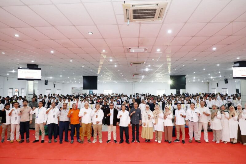 Wali Kota Batam, Amsakar Achmad, memotivasi 1.200 mahasiswa baru Universitas Riau Kepulauan (UNRIKA) saat Pengenalan Kehidupan Kampus Mahasiswa Baru (PKKMB) 2025 di Auditorium UNRIKA, Batu Aji, Sabtu (13/9/2025). Foto: INIKEPRI.COM