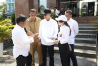 Amsakar-Li Claudia saat meninjau proyek jalan beberapa waktu lalu. Foto: INIKEPRI.COM