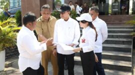 Amsakar-Li Claudia saat meninjau proyek jalan beberapa waktu lalu. Foto: INIKEPRI.COM