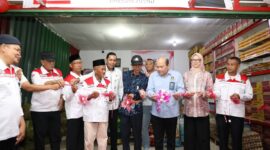 Wali Kota Batam, Amsakar Achmad, meresmikan gerai perdana Koperasi Merah Putih di Pulau Buluh, Rabu (17/9/2025). Foto: INIKEPRI.COM
