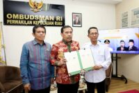 Kamis (18/9/2025) sore, Wali Kota Batam Amsakar Achmad resmi menandatangani nota kesepahaman (MoU) dengan Ombudsman Republik Indonesia di Gedung Graha Pena, Batam Center. Foto: INIKEPRI.COM