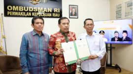 Kamis (18/9/2025) sore, Wali Kota Batam Amsakar Achmad resmi menandatangani nota kesepahaman (MoU) dengan Ombudsman Republik Indonesia di Gedung Graha Pena, Batam Center. Foto: INIKEPRI.COM