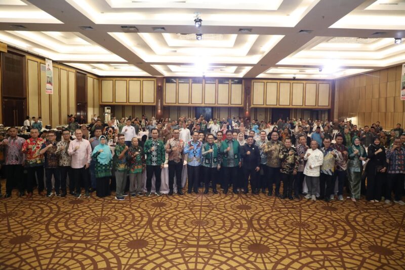 Wali Kota Batam Amsakar Achmad secara resmi membuka Pertemuan Regional Korps Alumni Himpunan Mahasiswa Islam (KAHMI) se-Sumatera bertajuk “Konsolidasi KAHMI untuk Indonesia” di Swiss-Belhotel Harbour Bay, Sabtu (20/9/2025). Foto: INIKEPRI.COM