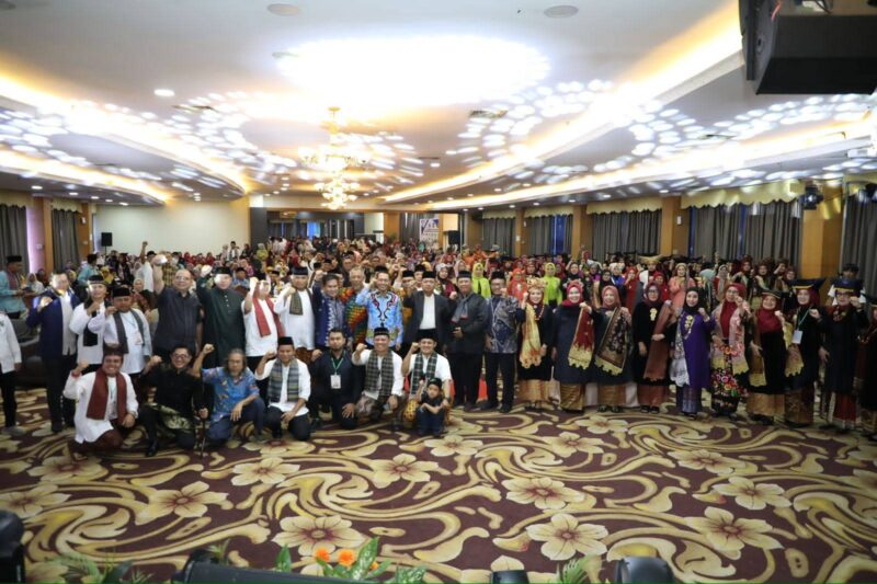 Silaturahmi Akbar Gonjong Limo Kota Batam bertema “Sekampuang di Luhak Nan Bungsu, Badunsanak di Perantauan”, yang digelar di Golden View Hotel, Bengkong, Sabtu (20/9/2025). Acara ini juga dirangkaikan dengan pelantikan Bundo Limpapeh Gonjong Limo. Foto: INIKEPRI.COM