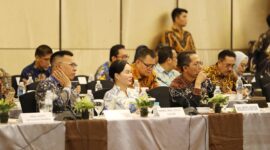 Wali Kota Batam Amsakar Achmad bersama Wakil Wali Kota Li Claudia Chandra menghadiri Rapat Koordinasi (Rakor) Pemerintahan se-Sumatera 2025 di Swiss-Belhotel Harbour Bay, Minggu (21/9/2025). Rakor dipimpin langsung Menteri Dalam Negeri Tito Karnavian. Foto: INIKEPRI.COM