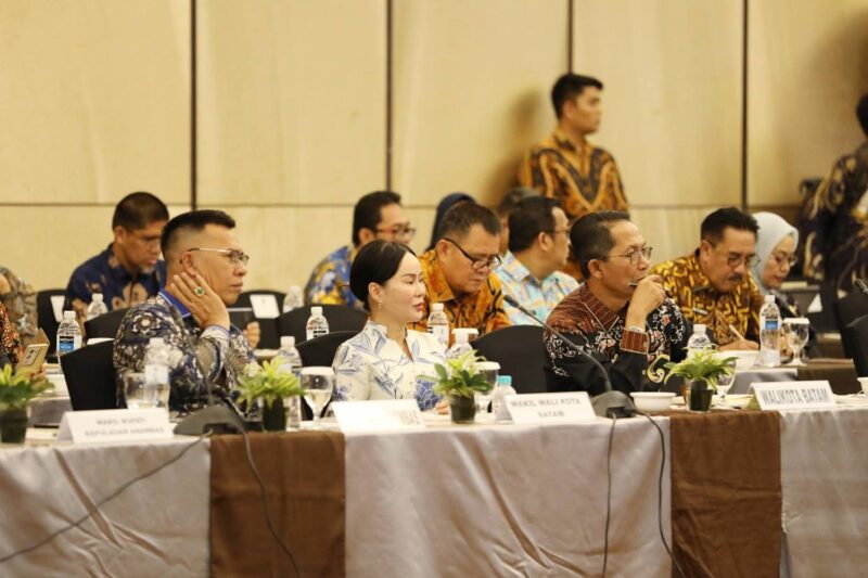 Wali Kota Batam Amsakar Achmad bersama Wakil Wali Kota Li Claudia Chandra menghadiri Rapat Koordinasi (Rakor) Pemerintahan se-Sumatera 2025 di Swiss-Belhotel Harbour Bay, Minggu (21/9/2025). Rakor dipimpin langsung Menteri Dalam Negeri Tito Karnavian. Foto: INIKEPRI.COM
