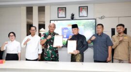 Wali Kota Batam Amsakar Achmad bersama Wakil Wali Kota Li Claudia Chandra menyaksikan penandatanganan Pedoman Kerja Pembangunan Kawasan Transmigrasi Tanjung Banun Tahun 2025. Foto: INIKEPRI.COM