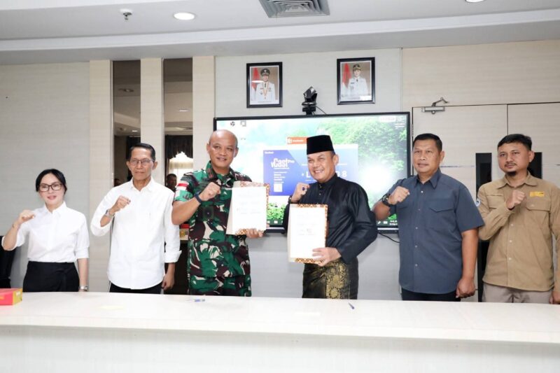Wali Kota Batam Amsakar Achmad bersama Wakil Wali Kota Li Claudia Chandra menyaksikan penandatanganan Pedoman Kerja Pembangunan Kawasan Transmigrasi Tanjung Banun Tahun 2025. Foto: INIKEPRI.COM