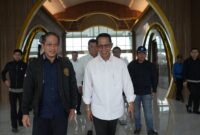 Wali Kota Batam H Amsakar Achmad menyambut kunjungan Menteri Lingkungan Hidup/Kepala BPLH, Hanif Faisol Nurofiq di Bandara Hang Nadim Batam, Senin (22/9/2025). Foto: INIKEPRI.COM
