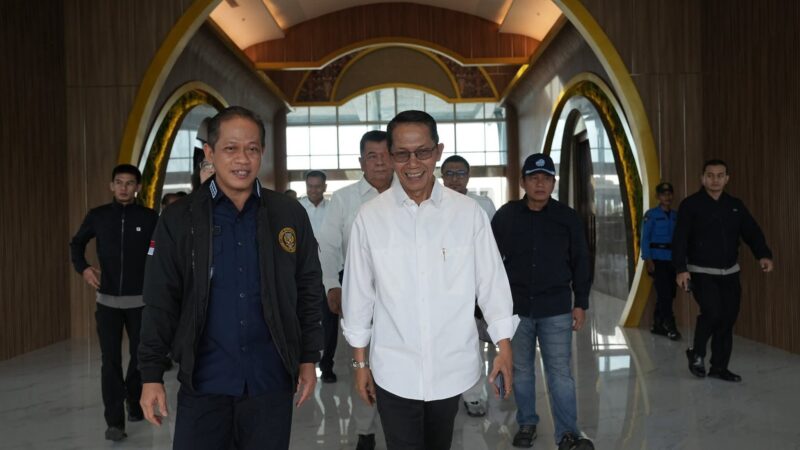 Wali Kota Batam H Amsakar Achmad menyambut kunjungan Menteri Lingkungan Hidup/Kepala BPLH, Hanif Faisol Nurofiq di Bandara Hang Nadim Batam, Senin (22/9/2025). Foto: INIKEPRI.COM