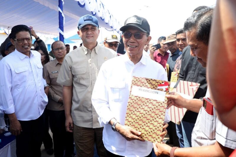 Wali Kota Batam Amsakar Achmad saat menyerahkan sertifikat beberapa waktu lalu. Foto: INIKEPRI.COM