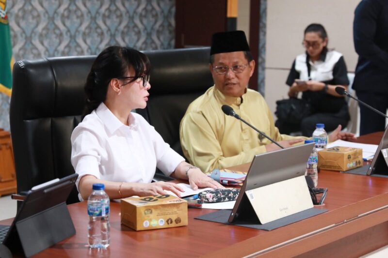 Wakil Wali Kota Batam, Li Claudia Chandra, memimpin jalannya rapat lanjutan Pertimbangan Forum Penataan Ruang Daerah (FPRD), di Kantor Wali Kota Batam, Selasa (23/9/2025). Foto: INIKEPRI.COM/Media Center Batam 