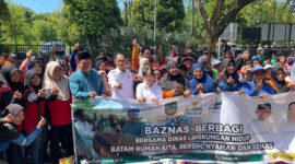 Wali Kota Batam, Amsakar Achmad bersama Wakil Wali Kota Batam, Li Claudia Chandra, menyerahkan sebanyak 1.500 paket bantuan sembako kepada petugas kebersihan di lingkungan Dinas Lingkungan Hidup (DLH) Kota Batam, di halaman Kantor DLH Kota Batam, Selasa (23/9/2025). Foto: INIKEPRI.COM/Media Center Batam 