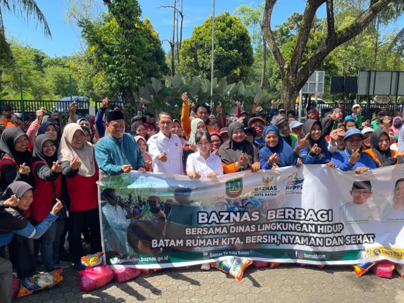 Wali Kota Batam, Amsakar Achmad bersama Wakil Wali Kota Batam, Li Claudia Chandra, menyerahkan sebanyak 1.500 paket bantuan sembako kepada petugas kebersihan di lingkungan Dinas Lingkungan Hidup (DLH) Kota Batam, di halaman Kantor DLH Kota Batam, Selasa (23/9/2025). Foto: INIKEPRI.COM/Media Center Batam 