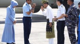 Wali Kota Batam, Amsakar Achmad, menyambut kedatangan Kepala Staf Angkatan Udara (KSAU) Marsekal TNI Mohamad Tonny Harjono bersama Ketua Umum PIA Ardhya Garini, Ny. Isa M. Tonny Harjono. Foto: INIKEPRI.COM