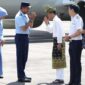 Wali Kota Batam, Amsakar Achmad, menyambut kedatangan Kepala Staf Angkatan Udara (KSAU) Marsekal TNI Mohamad Tonny Harjono bersama Ketua Umum PIA Ardhya Garini, Ny. Isa M. Tonny Harjono. Foto: INIKEPRI.COM