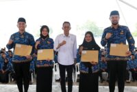 Wali Kota Batam Amsakar Achmad menyerahkan SK PPPK. Foto: INIKEPRI.COM