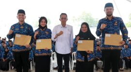 Wali Kota Batam Amsakar Achmad menyerahkan SK PPPK. Foto: INIKEPRI.COM