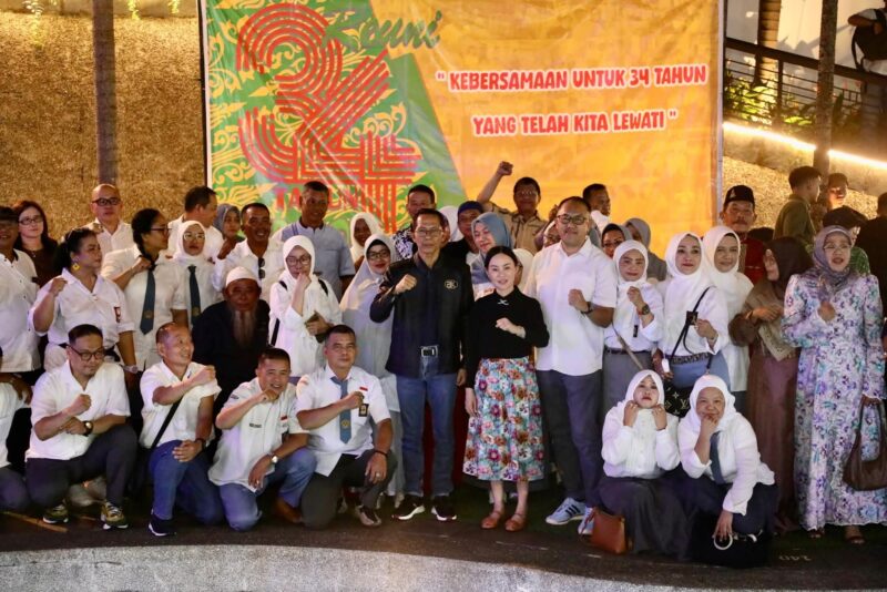reuni 34 tahun alumni SMP 1988 dan SMA 1991 Dabo Singkep yang digelar di Grand Eska Hotel Batam, Sabtu (27/9/2025). Foto: INIKEPRI.COM
