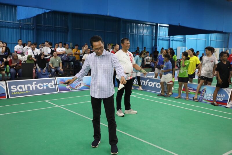 Wali Kota Batam Amsakar Achmad membuka TM Badminton 3rd Anniversary Tournament 2025. Foto: INIKEPRI.COM