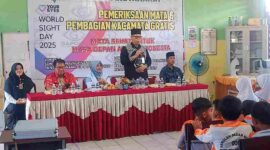 Pemeriksaan mata gratis di SDN 010 Senggarang Kecamatan Tanjungpinang Kota, Kamis (18/9/2025).  Foto: INIKEPRI.COM