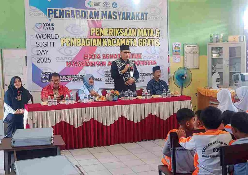 Pemeriksaan mata gratis di SDN 010 Senggarang Kecamatan Tanjungpinang Kota, Kamis (18/9/2025).  Foto: INIKEPRI.COM