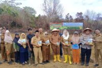 Bupati Natuna, Cen Sui Lan, dan wakil Bupati Jarmin saat menghadiri kegiatan penanaman bibit jagung pipil di lahan BUMDes Desa Gunung Putri, Kecamatan Bunguran Batubi, Senin (1/9/2025). Foto: INIKEPRI.COM/NatunaKab 