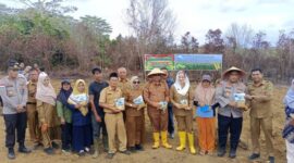 Bupati Natuna, Cen Sui Lan, dan wakil Bupati Jarmin saat menghadiri kegiatan penanaman bibit jagung pipil di lahan BUMDes Desa Gunung Putri, Kecamatan Bunguran Batubi, Senin (1/9/2025). Foto: INIKEPRI.COM/NatunaKab 