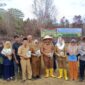 Bupati Natuna, Cen Sui Lan, dan wakil Bupati Jarmin saat menghadiri kegiatan penanaman bibit jagung pipil di lahan BUMDes Desa Gunung Putri, Kecamatan Bunguran Batubi, Senin (1/9/2025). Foto: INIKEPRI.COM/NatunaKab 