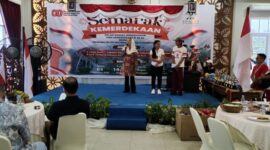 Bupati Natuna Cen Sui Lan dalam kegiatan Lomba Antar Sekolah yang digelar untuk memperingati Hari Ulang Tahun (HUT) ke-80 Republik Indonesia. Foto: INIKEPRI.COM/NatunaKab 