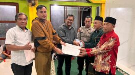 Sekretaris Komisi I DPRD Kota Batam, Anwar Anas, menyerahkan secara langsung 138 Kartu Tanda Penduduk (KTP) kepada warga Mangsang Maju. Kegiatan berlangsung pada Selasa malam (9/9/2025). Foto: INIKEPRI.COM