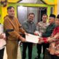 Sekretaris Komisi I DPRD Kota Batam, Anwar Anas, menyerahkan secara langsung 138 Kartu Tanda Penduduk (KTP) kepada warga Mangsang Maju. Kegiatan berlangsung pada Selasa malam (9/9/2025). Foto: INIKEPRI.COM