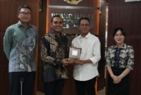 Kepala Badan Pengusahaan (BP) Batam, Amsakar Achmad menerima kunjungan kehormatan Menteri Luar Negeri dan Pembangunan Sosial dan Keluarga Singapura, Zhulkarnain Abdul Rahim di Gedung Bida Utama BP Batam, Kamis (11/9/25). Foto: INIKEPRI.COM/BP Batam