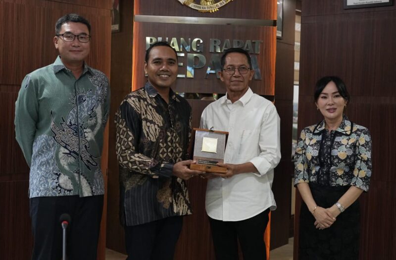 Kepala Badan Pengusahaan (BP) Batam, Amsakar Achmad menerima kunjungan kehormatan Menteri Luar Negeri dan Pembangunan Sosial dan Keluarga Singapura, Zhulkarnain Abdul Rahim di Gedung Bida Utama BP Batam, Kamis (11/9/25). Foto: INIKEPRI.COM/BP Batam 