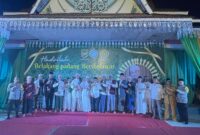 Yayasan Asma Husnul Khatimah dan Uspika Belakangpadang berfoto bersama Gus Aldi. Foto: INIKEPRI.COM