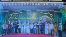 Yayasan Asma Husnul Khatimah dan Uspika Belakangpadang berfoto bersama Gus Aldi. Foto: INIKEPRI.COM