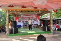 Lurah Tanjung Sari, Yamin, membuka gerak jalan santai di Kebun Tempang. Foto: INIKEPRI.COM