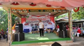 Lurah Tanjung Sari, Yamin, membuka gerak jalan santai di Kebun Tempang. Foto: INIKEPRI.COM