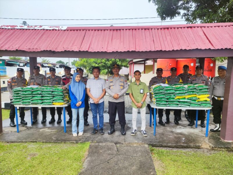 Polsek Belakang Padang bersama Bulog Kota Batam menggelar Gerakan Pangan Murah (GPM) di halaman Mapolsek Belakang Padang, Rabu (17/9/2025) pukul 09.00 WIB. Foto: INIKEPRI.COM