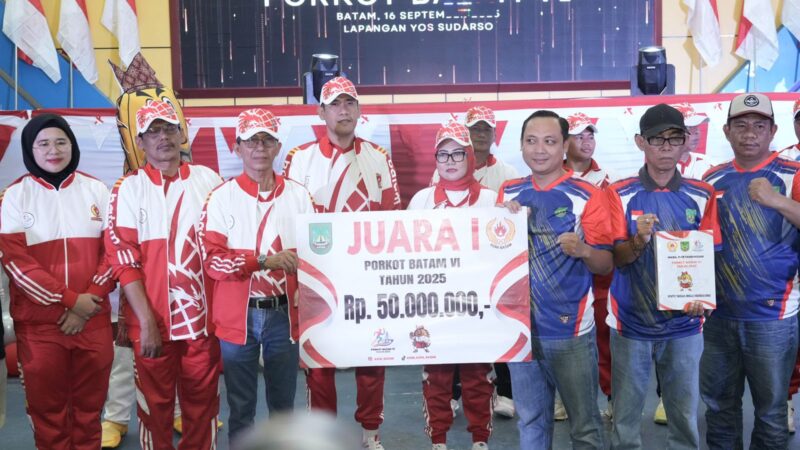 Kepala BP Batam sekaligus Wali Kota Batam, Amsakar Achmad, secara resmi menutup pelaksanaan Pekan Olahraga Kota (Porkot) Batam VI Tahun 2025 di Lapangan Yos Sudarso, Selasa (16/9/2025). Foto: INIKEPRI.COM/BP Batam 