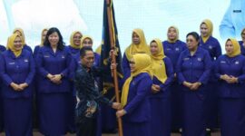 Kepala BP Batam yang juga merupakan Pelindung Persatuan Istri Karyawan BP Batam (PIKORI BP Batam), Amsakar Achmad, secara resmi melantik jajaran pengurus PIKORI BP Batam periode 2025–2029 di Balairung Sari BP Batam, Rabu (17/9/2025). Foto: INIKEPRI.COM/BP Batam 