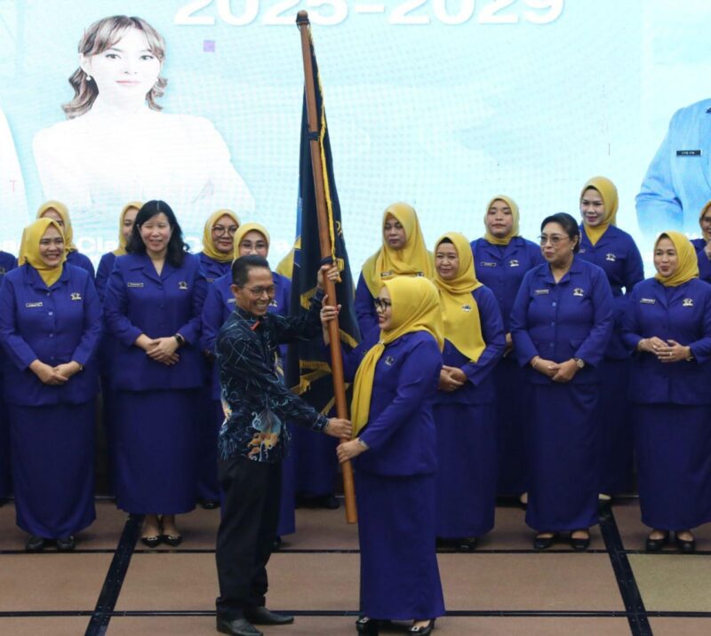 Kepala BP Batam yang juga merupakan Pelindung Persatuan Istri Karyawan BP Batam (PIKORI BP Batam), Amsakar Achmad, secara resmi melantik jajaran pengurus PIKORI BP Batam periode 2025–2029 di Balairung Sari BP Batam, Rabu (17/9/2025). Foto: INIKEPRI.COM/BP Batam