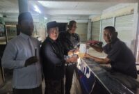 BAZNAS Kota Batam menyerahkan bantuan kepada Legimo, warga Belakangpadang. Foto: INIKEPRI.COM