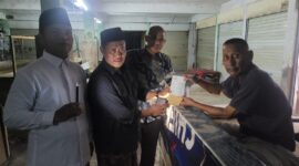 BAZNAS Kota Batam menyerahkan bantuan kepada Legimo, warga Belakangpadang. Foto: INIKEPRI.COM
