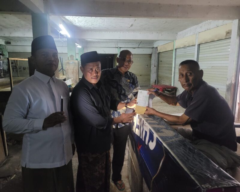 BAZNAS Kota Batam menyerahkan bantuan kepada Legimo, warga Belakangpadang. Foto: INIKEPRI.COM