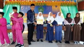 Ketua Kelompok Kerja Guru PAI (KKG PAI) SD Kecamatan Belakang Padang, Faizal, S.Pd.I., M.Pd,menyerahkan piagam kepada pemenang PAI. Foto: INIKEPRI.COM