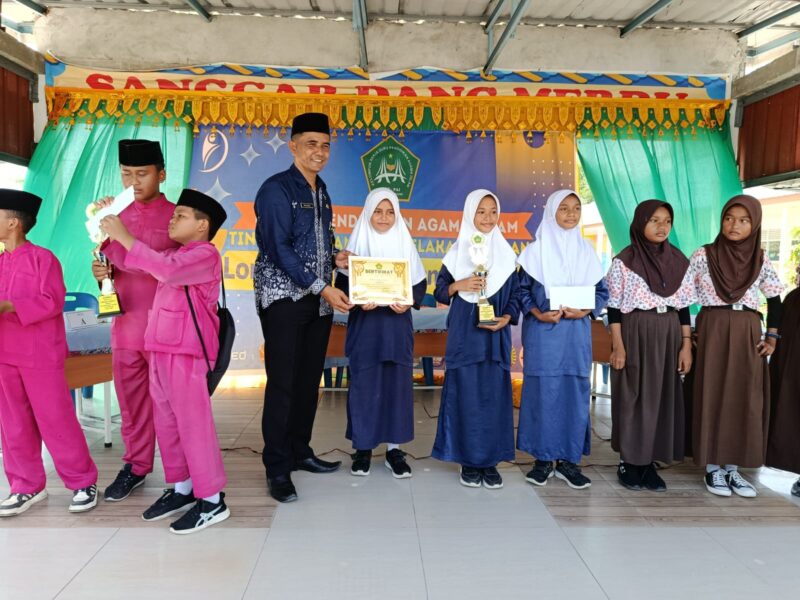 Ketua Kelompok Kerja Guru PAI (KKG PAI) SD Kecamatan Belakang Padang, Faizal, S.Pd.I., M.Pd,menyerahkan piagam kepada pemenang PAI. Foto: INIKEPRI.COM