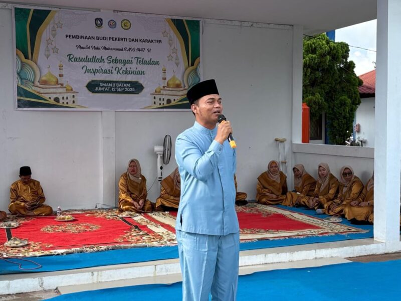 Ketua Majelis Ulama Indonesia (MUI) Kecamatan Belakang Padang, Habiburokhman, M.Pd.I., menyampaikan tausyiah di SMA Negeri 2 Batam. Foto: INIKEPRI.COM