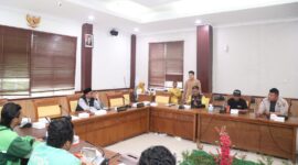 Anwar Anas saat menerima audiensi pengemudi online. Foto: INIKEPRI.COM